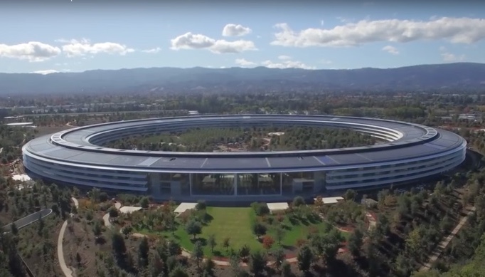 Apple contro il Dma Ue: utenti esposti ad app d’azzardo non autorizzate