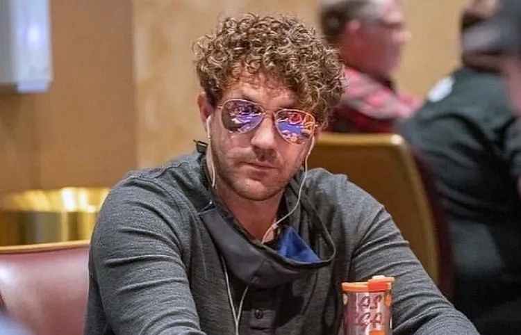 Nicholas Rascona, l’attore musicista che vuole battere il Guinness di poker online