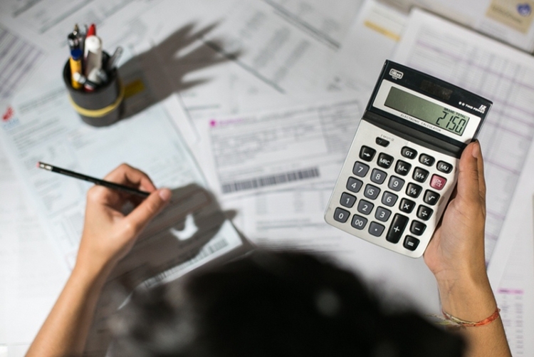 04/08/2015 - PORTO ALEGRE, RS, BRASIL - Matéria sobre o parcelamento dos servidores pelo governo Sartori. tags: dívida, contas, financeiro, finanças, banco, dinheiro. Foto: Guilherme Santos/Sul21