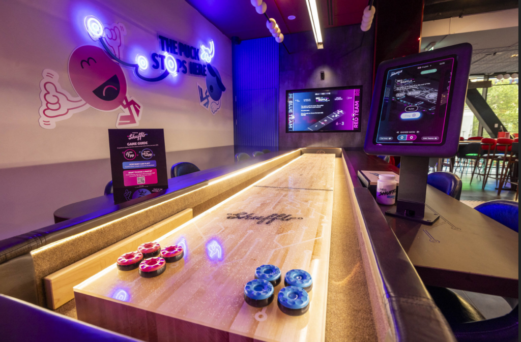 SEGA e Good Times Tech presentano Neoshuffle: lo shuffleboard che incontra la tecnologia