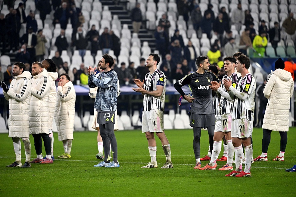 TURIN, ITALY - FEBRUARY 25: Disappointed Juventus players, greets the fans after the UEFA Champions League 2025/26 League Knockout Play-off Second Leg match between Juventus and Galatasaray A.S. at Juventus Stadium on February 25, 2026 in Turin, Italy. (Photo by Filippo Alfero - Juventus FC/Juventus FC via Getty Images)