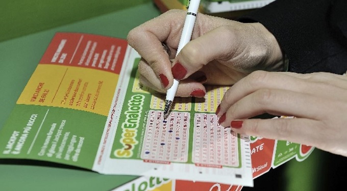 SuperEnalotto, vincita da 596mila euro rischia di finire allo Stato: caccia al fortunato giocatore di Bari