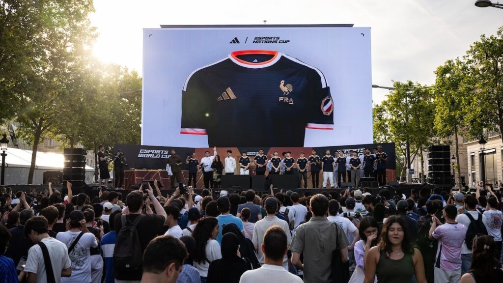 La Francia svela la prima maglia della Esports Nations Cup sugli Champs-Élysées