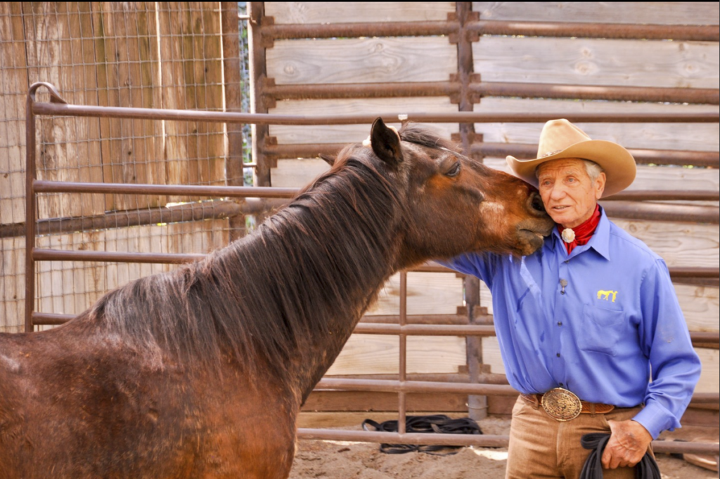 È morto Monty Roberts, l’uomo che sussurrava ai cavalli e conquistò la Regina Elisabetta